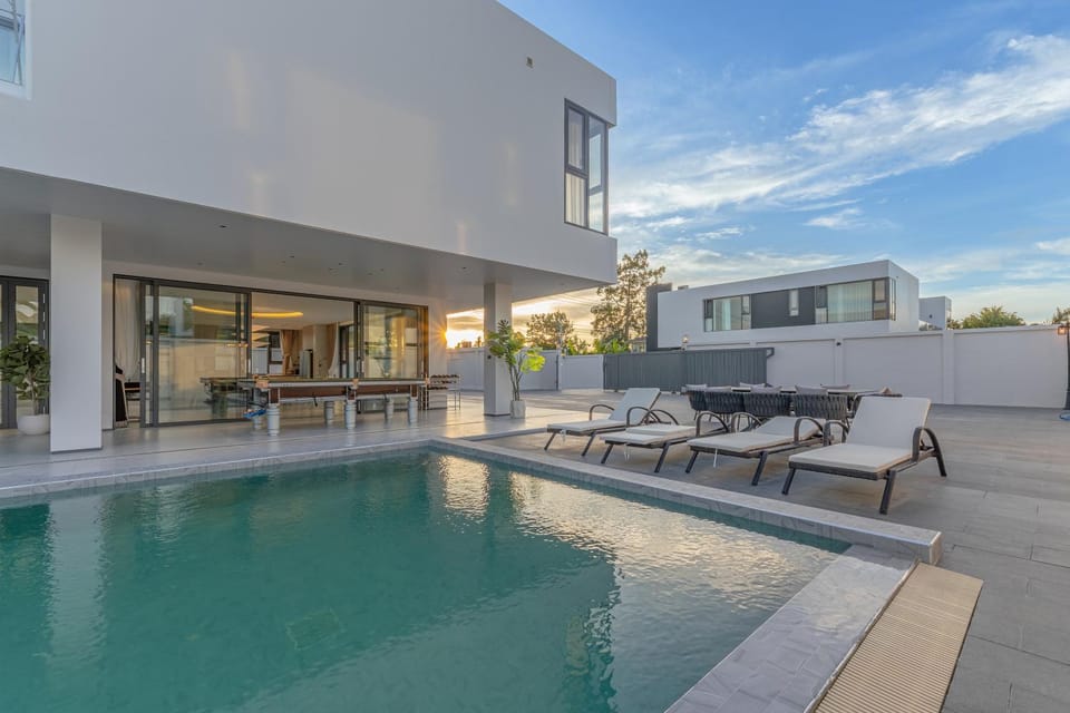 Property building, Day, Swimming pool, sunbed