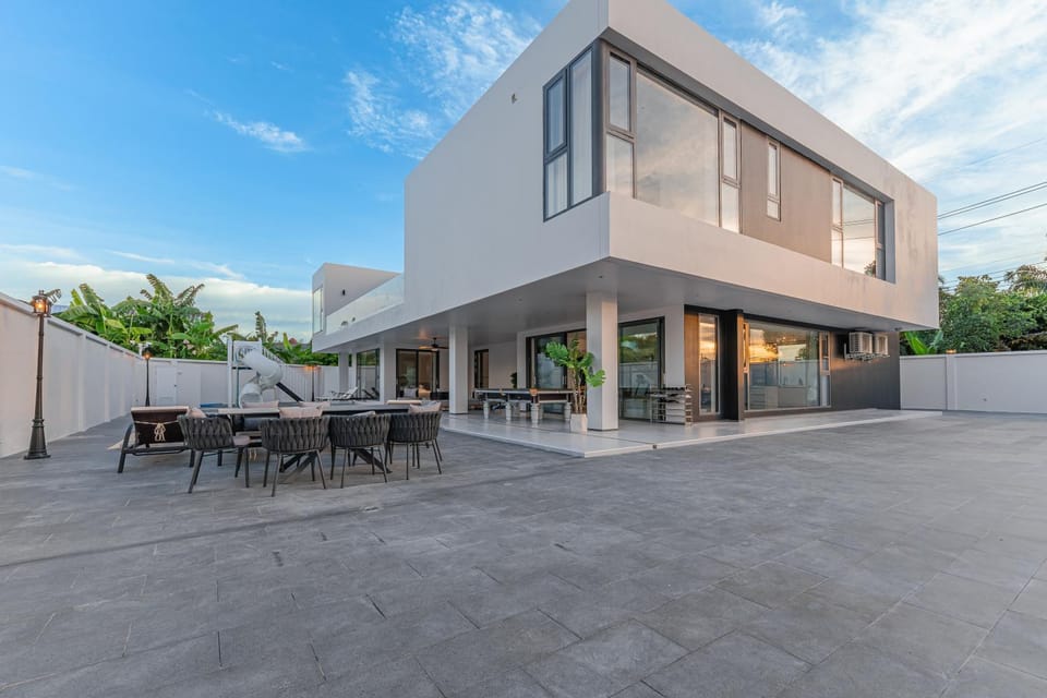 Property building, Day, Dining area