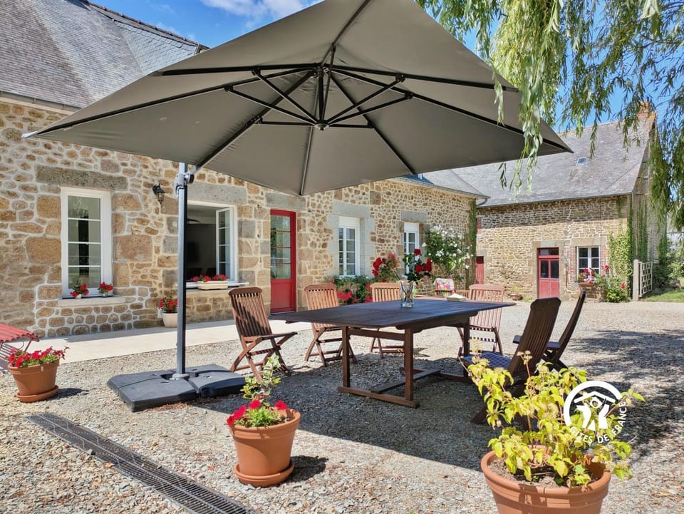 Property building, Garden, Dining area, Garden view
