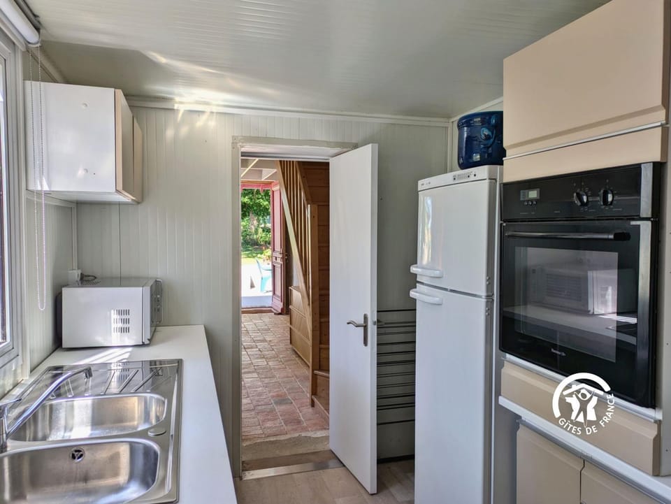 Kitchen or kitchenette, dishwasher, oven
