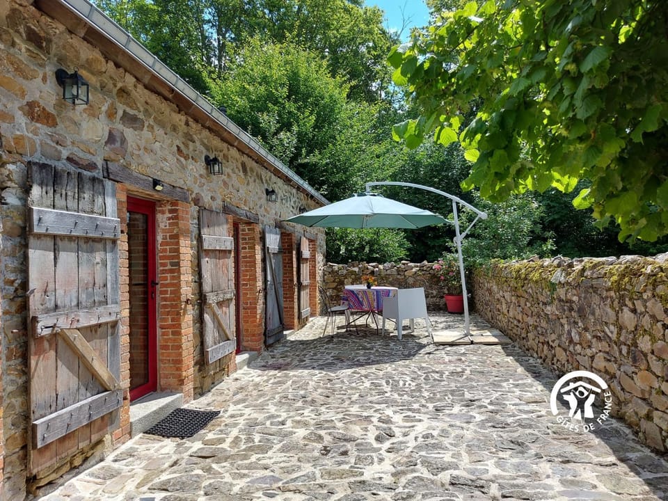 Property building, Patio, Day, Garden, Garden view