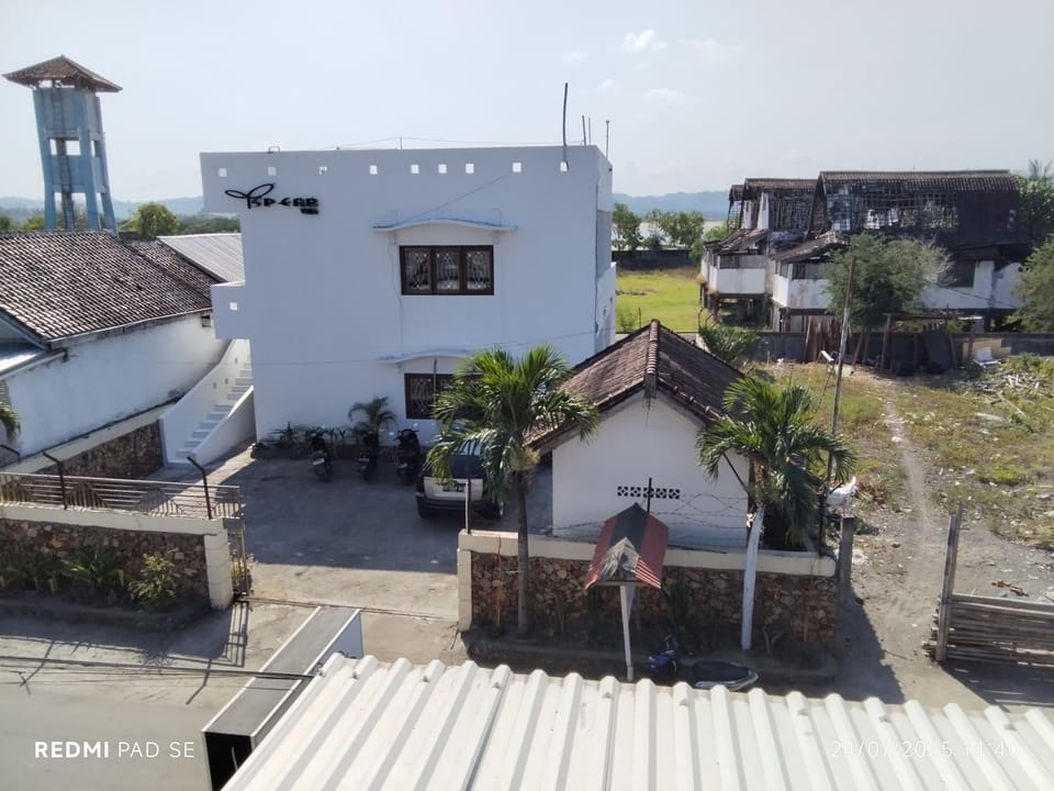 Property building, Day, Neighbourhood, Natural landscape, Sea view, Street view, Parking