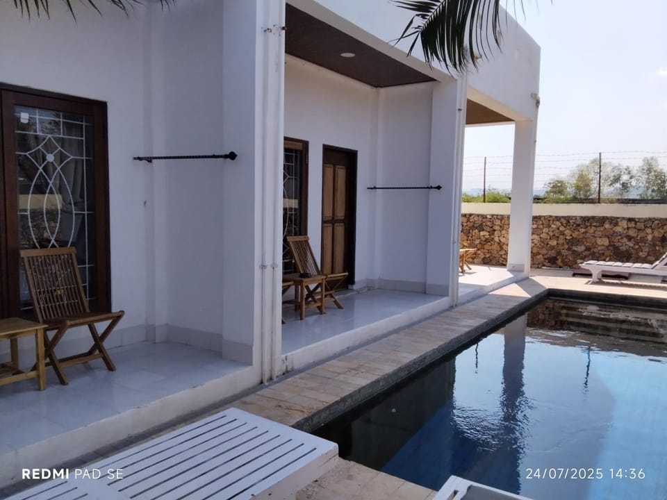 Property building, View (from property/room), Balcony/Terrace, Pool view, Swimming pool, sunbed