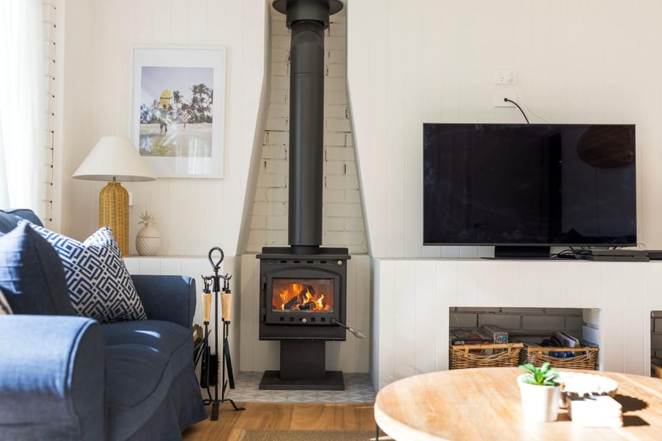 The Cabana - Pet Friendly with Fireplace - 2 Mins to Beach House in Culburra Beach