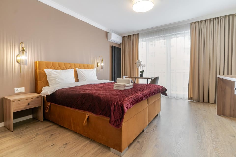 Bed, Living room, towels