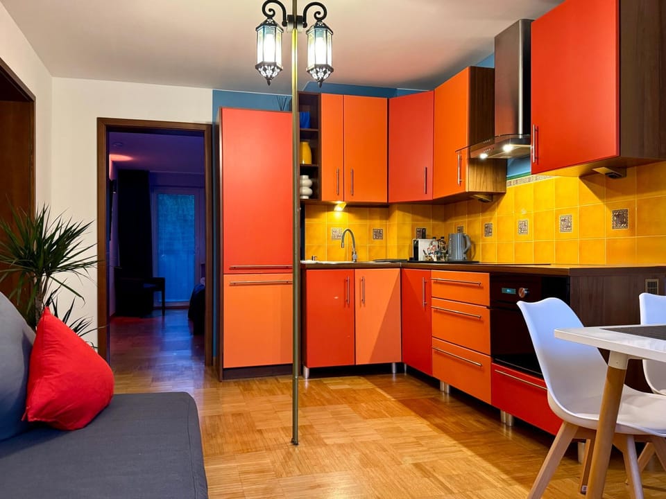 Kitchen or kitchenette, Living room, Seating area, Dining area