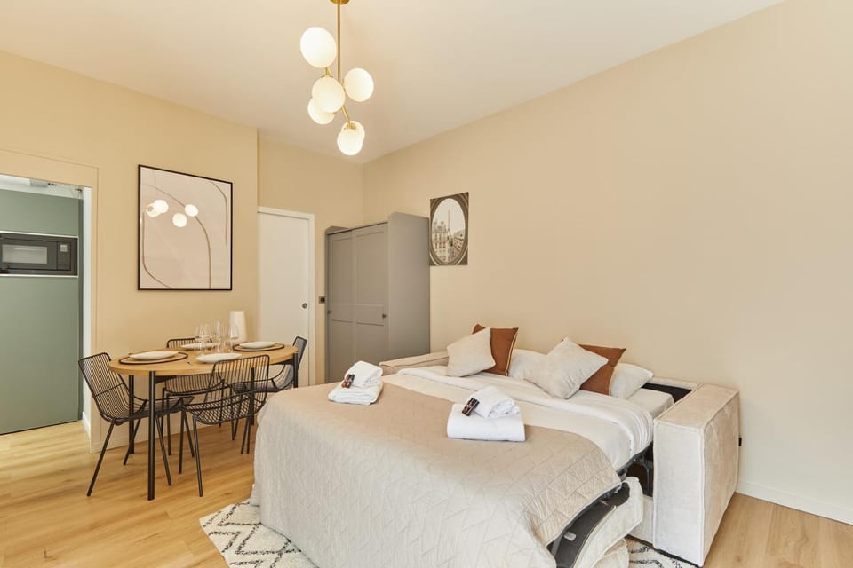 Bed, Dining area, towels
