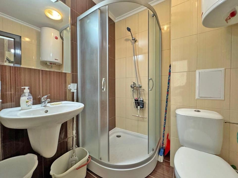 Shower, Toilet