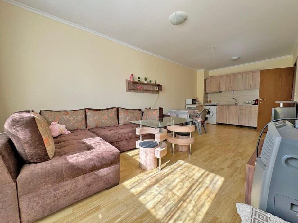 TV and multimedia, Seating area, Dining area
