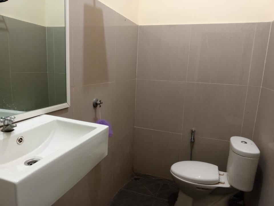 Shower, Toilet, Bathroom, bidet, towels