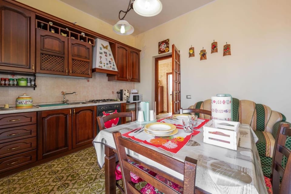 Coffee/tea facilities, Kitchen or kitchenette, Dining area, oven, stove, toaster