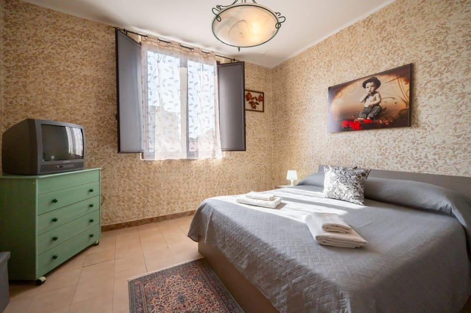 Bed, TV and multimedia, Photo of the whole room, Bedroom, towels
