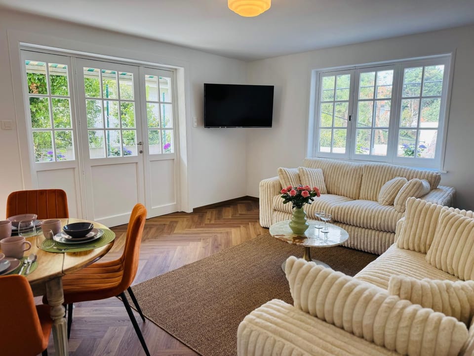 TV and multimedia, Living room, Seating area, Dining area