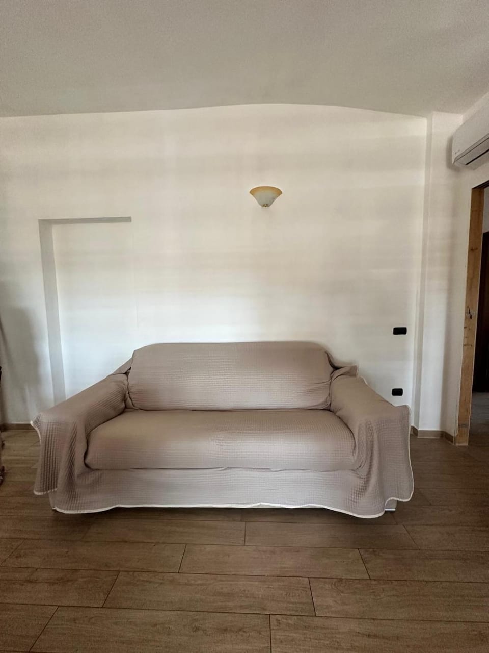 Bed, Living room, Photo of the whole room, Seating area