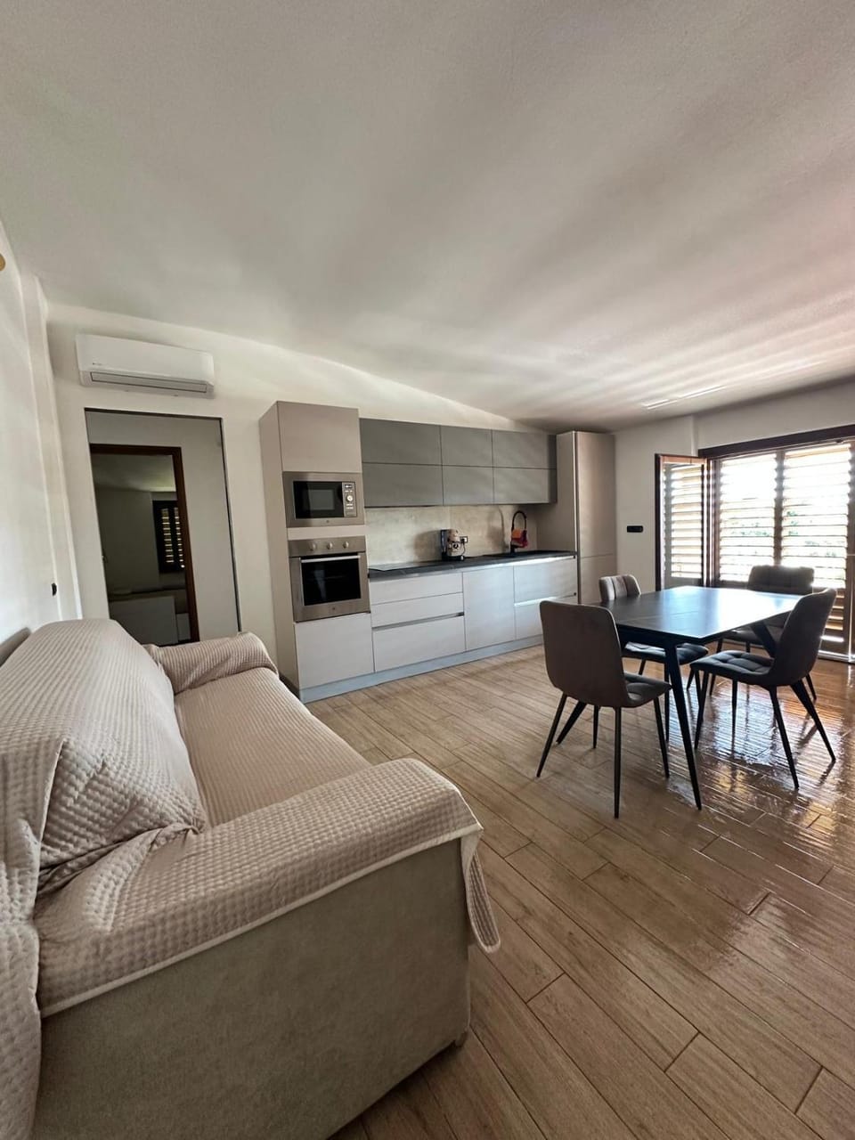 Kitchen or kitchenette, Living room, Seating area, Dining area, stove