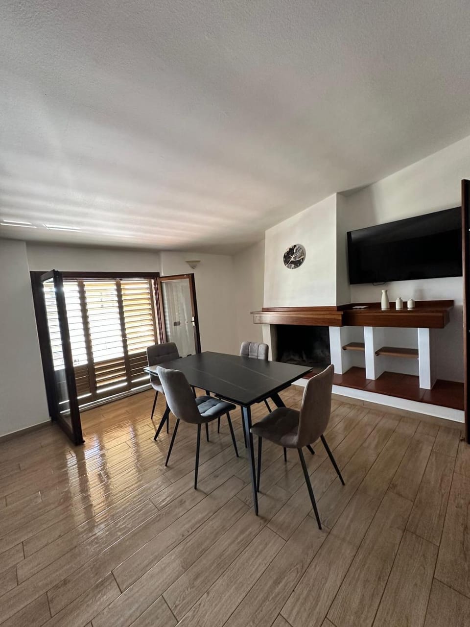 Communal lounge/ TV room, TV and multimedia, Living room, Seating area, Dining area, Evening entertainment