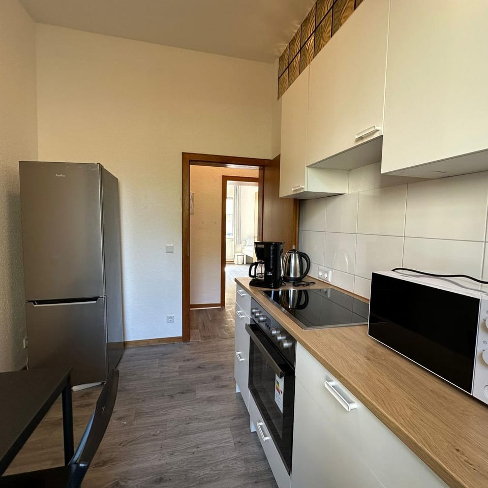 Coffee/tea facilities, Kitchen or kitchenette, Dining area, oven, stove, toaster