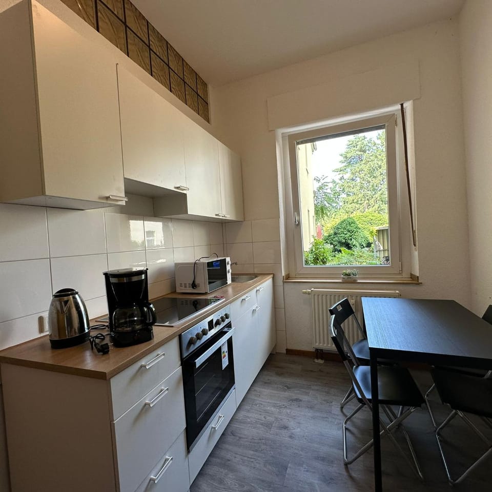 Coffee/tea facilities, Kitchen or kitchenette, Dining area, stove, toaster