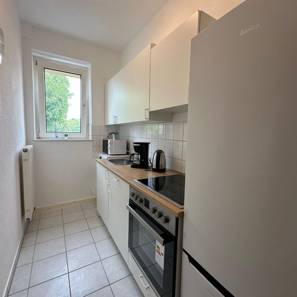 Coffee/tea facilities, Kitchen or kitchenette, oven, stove, toaster
