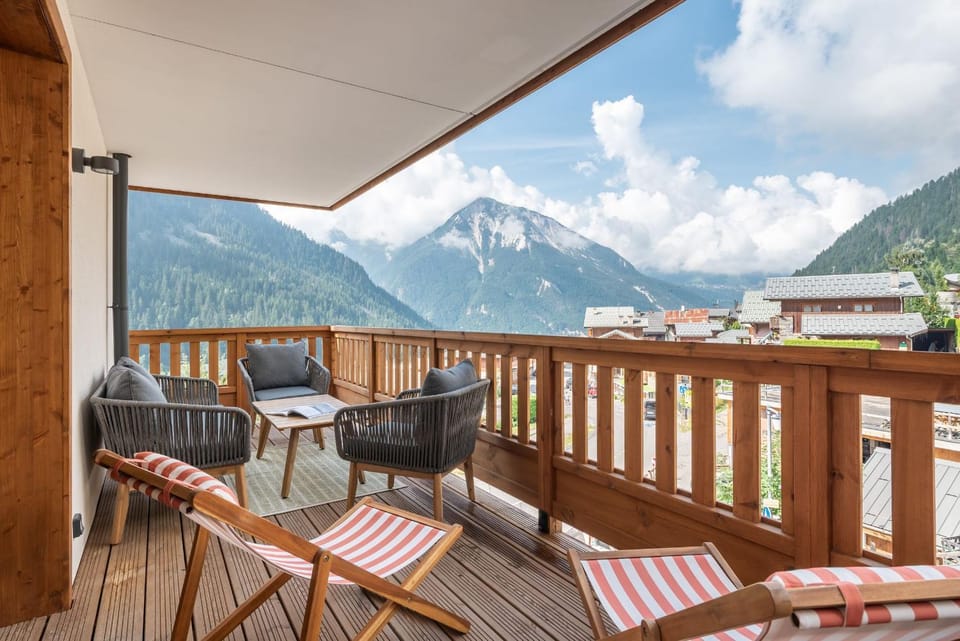 Natural landscape, View (from property/room), Balcony/Terrace, Seating area, Mountain view