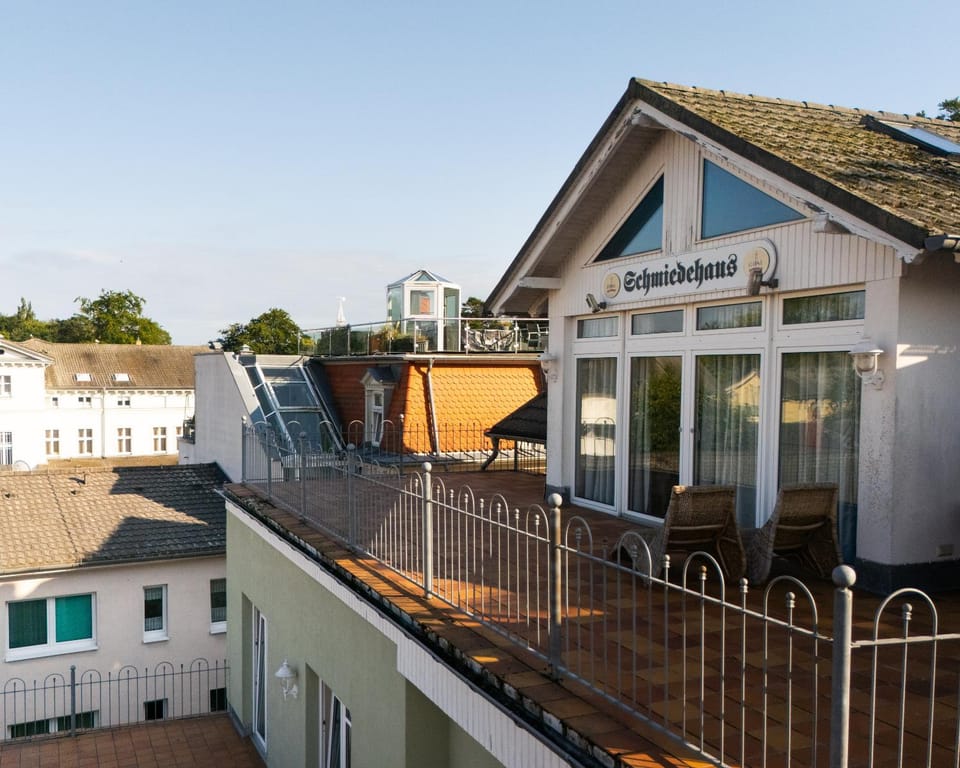 Property building, Day, Balcony/Terrace