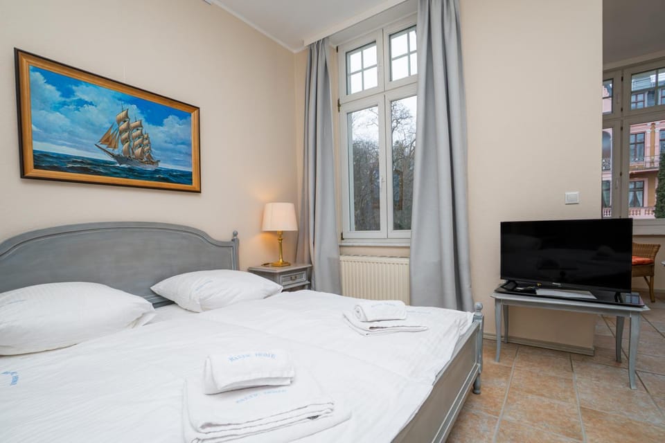 Bed, TV and multimedia, Photo of the whole room