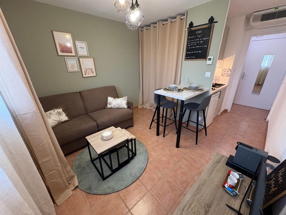 Kitchen or kitchenette, Living room, Seating area, Dining area, air conditioner