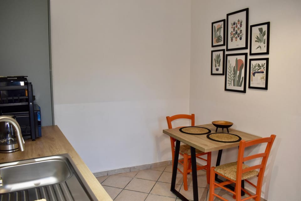 Coffee/tea facilities, Kitchen or kitchenette, Dining area