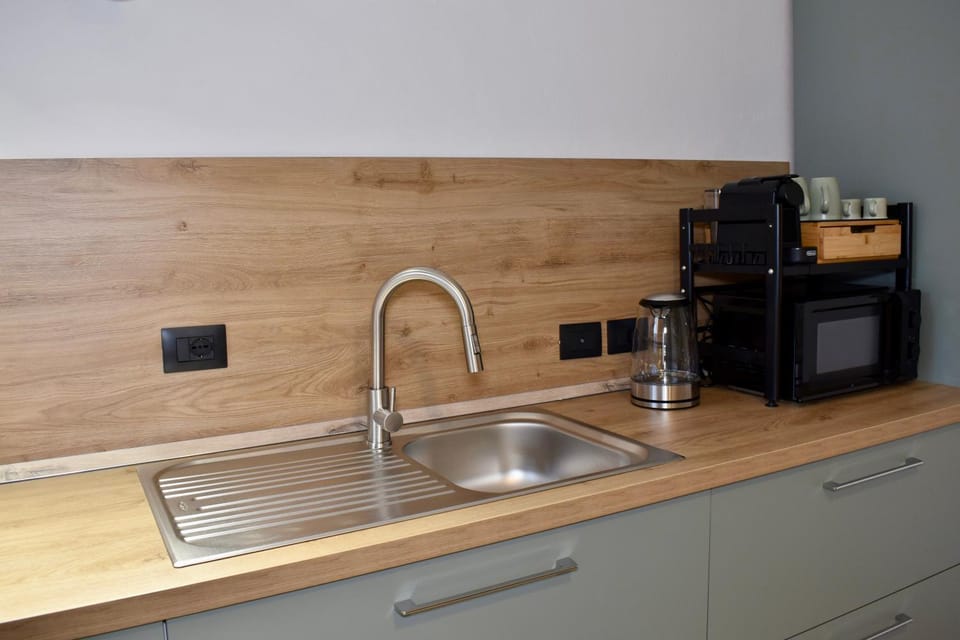 Coffee/tea facilities, Kitchen or kitchenette, microwave, kitchen