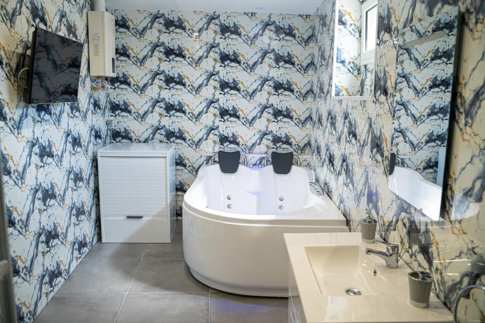 Bathroom, Bath, towels