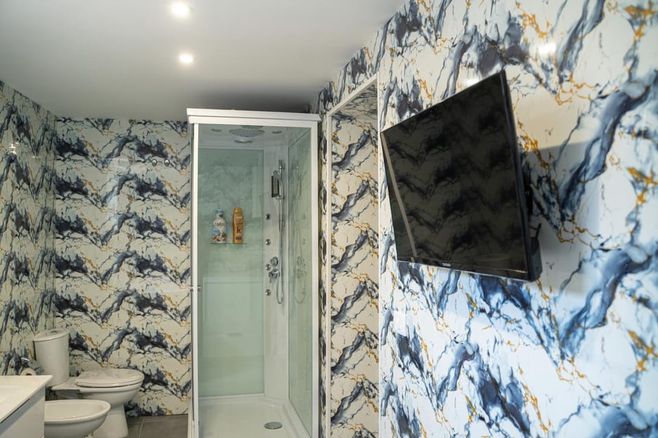Shower, Bathroom, TV and multimedia