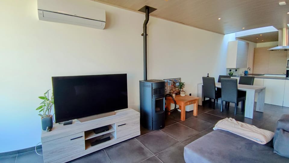 Communal lounge/ TV room, TV and multimedia, Seating area, air conditioner