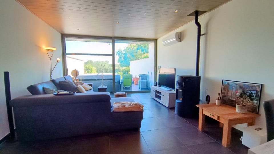 Communal lounge/ TV room, TV and multimedia, Seating area, air conditioner