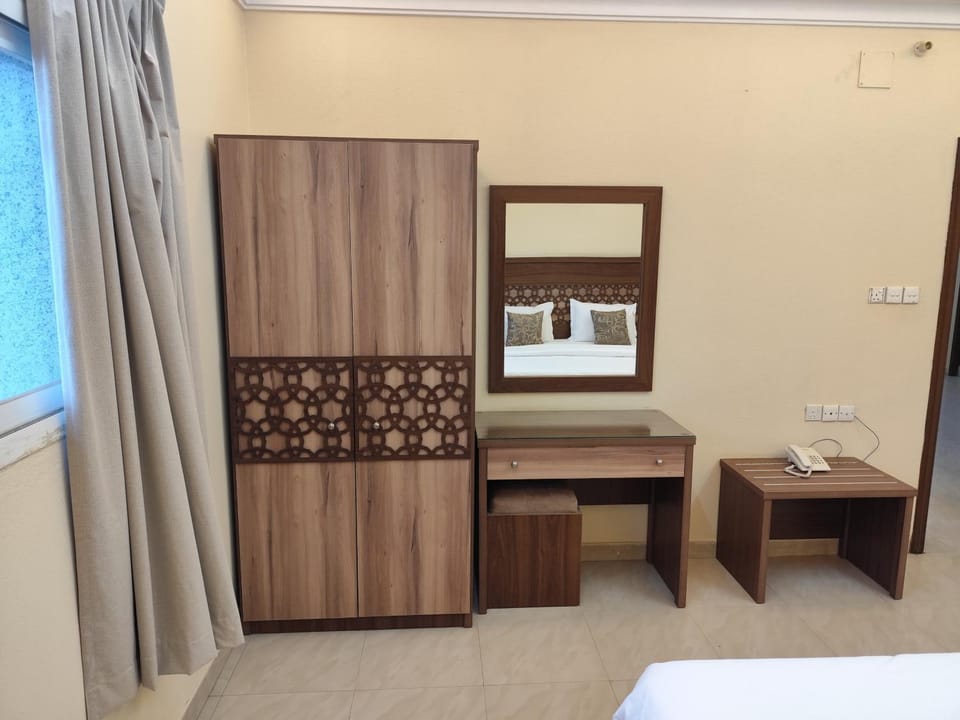 Photo of the whole room, Bedroom, wardrobe