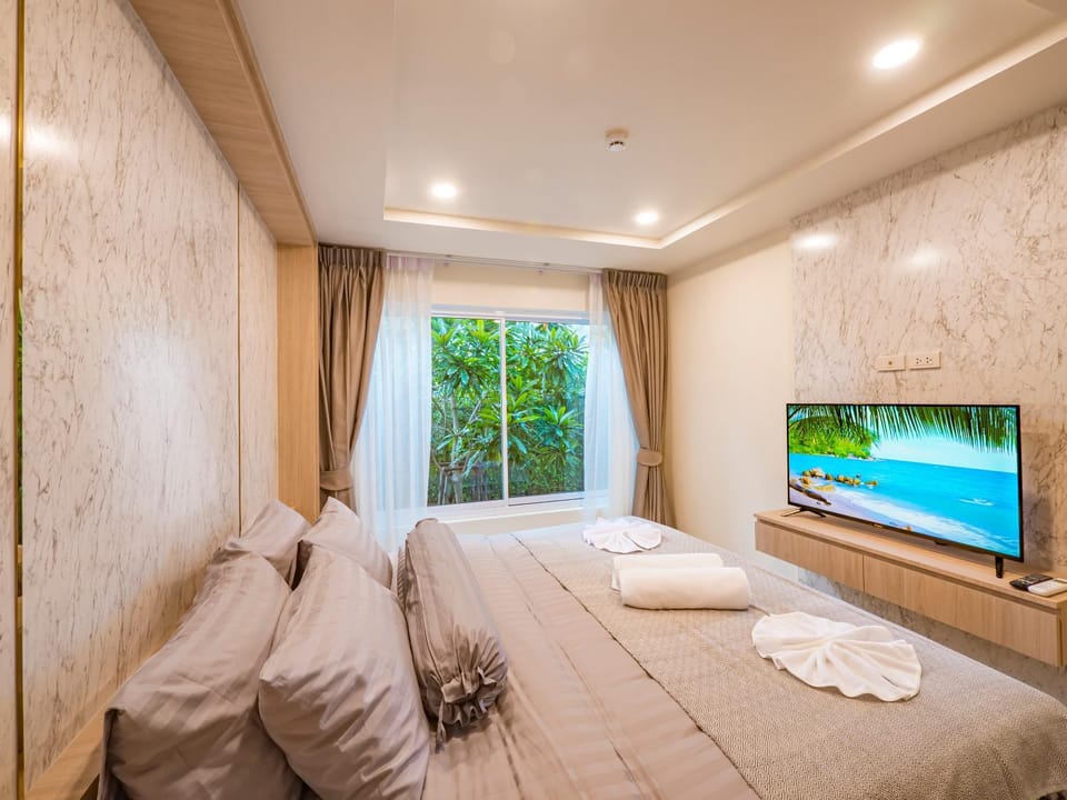 Bed, TV and multimedia, Bedroom