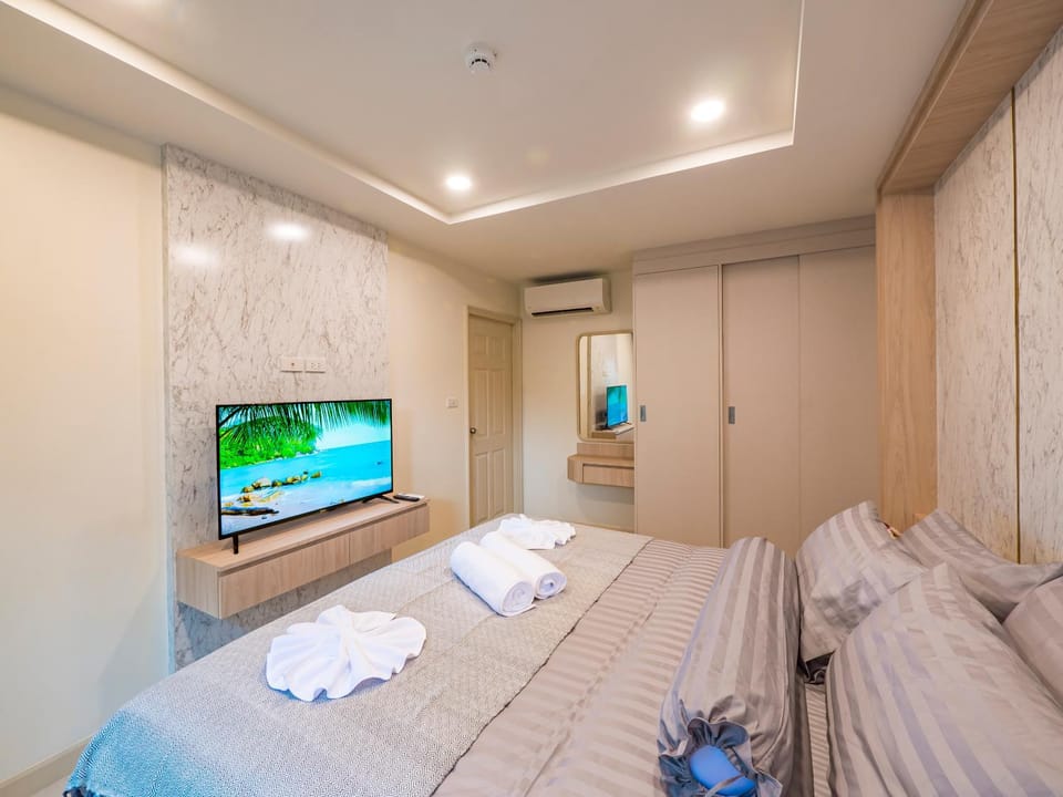 Bed, TV and multimedia, Bedroom