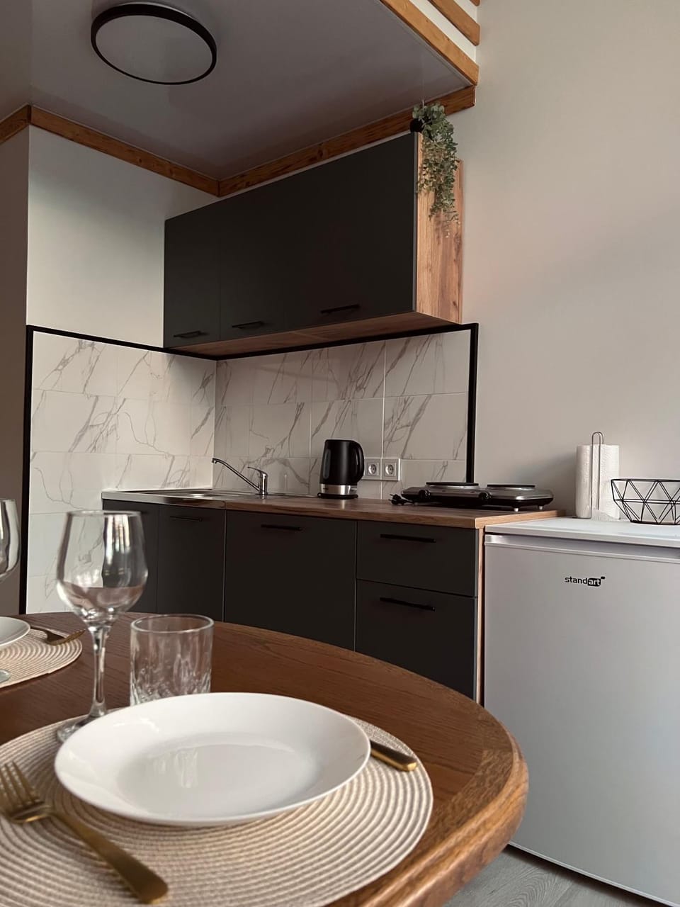 Kitchen or kitchenette, Dining area