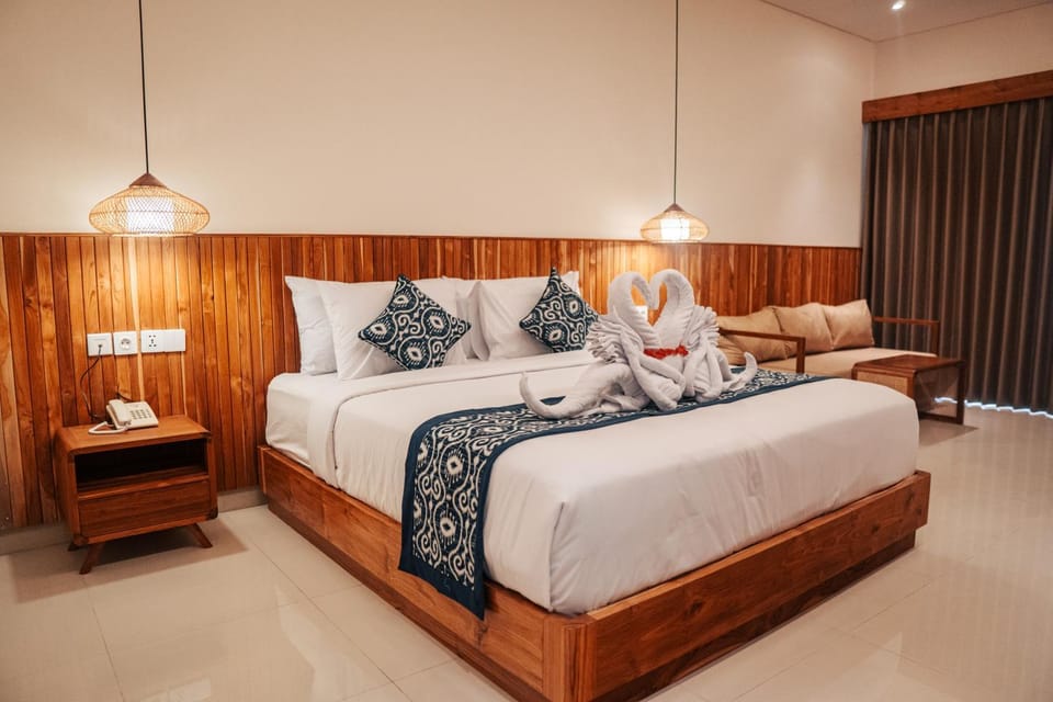 Bed, Photo of the whole room, Seating area, Bedroom, towels