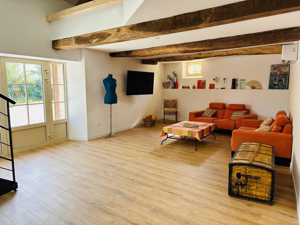 Communal lounge/ TV room, Living room, Seating area
