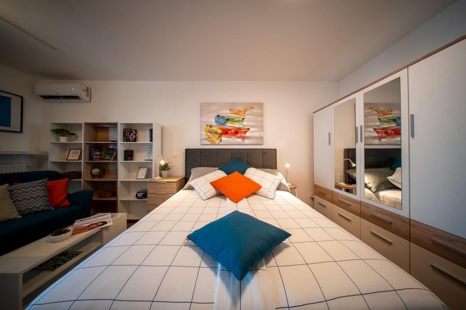 Bed, Photo of the whole room, Seating area, Bedroom, wardrobe