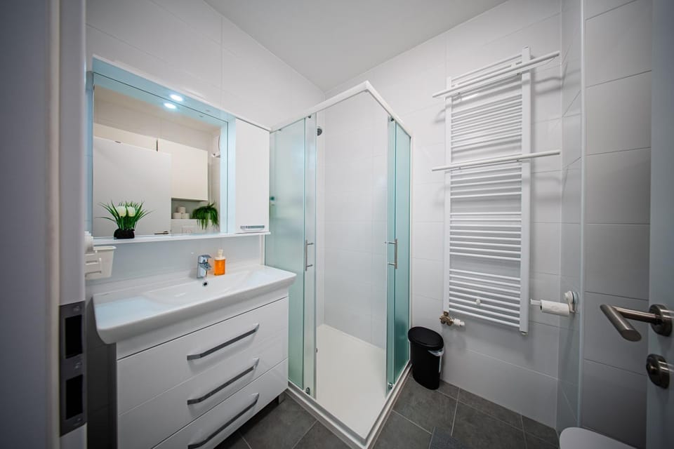 Shower, Toilet, Bathroom, On site, towels
