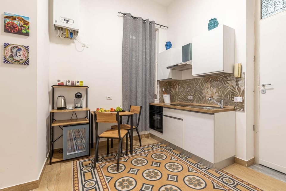 Kitchen or kitchenette, Internal: Not applicable to any particular room