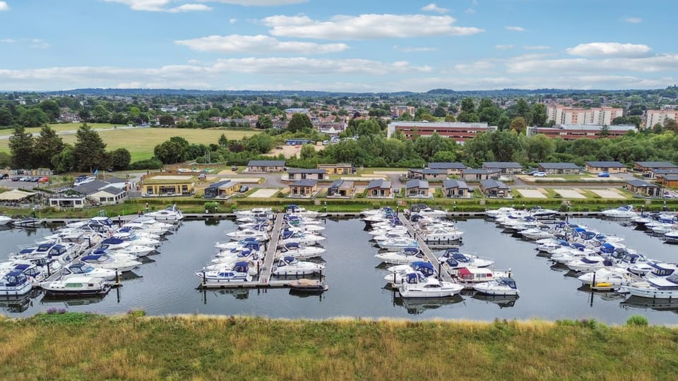 Luxury Lodge River Thames - Beautiful Marina Views - By Tempstay House in Windsor