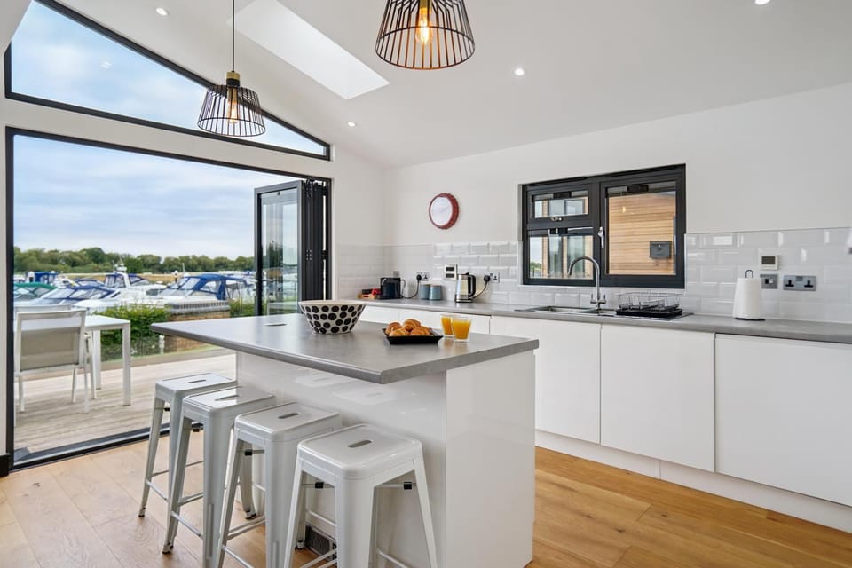 Luxury Lodge River Thames - Beautiful Marina Views - By Tempstay House in Windsor