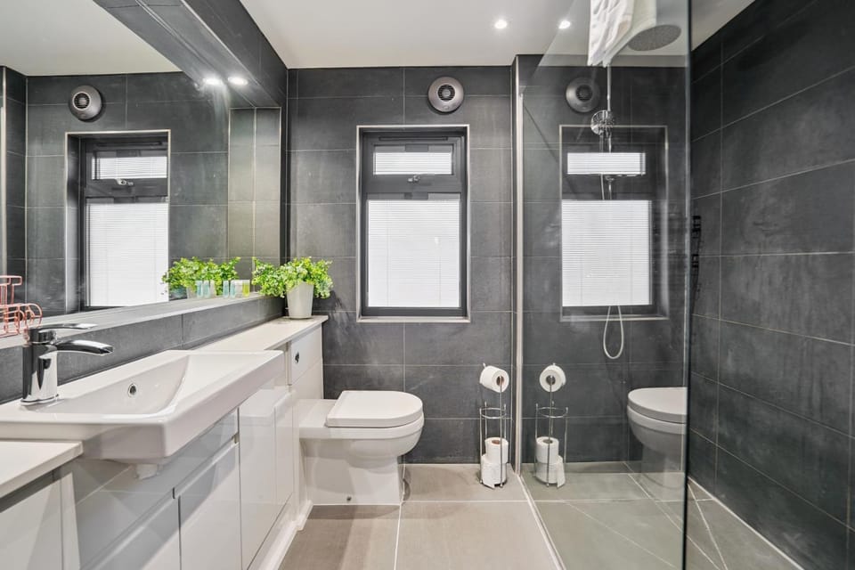 Luxury Lodge River Thames - Beautiful Marina Views - By Tempstay House in Windsor