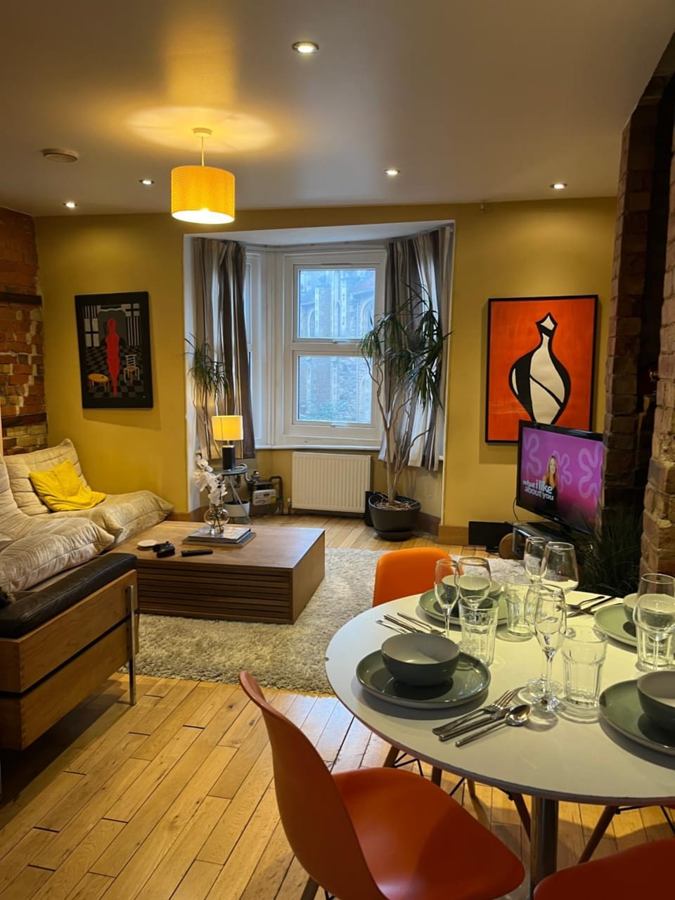 Gorgeous 4BR Apartment with Church Views, Garden Patio & Free Parking - Cowley Road, Near City Centre" Vacation rental in Oxford