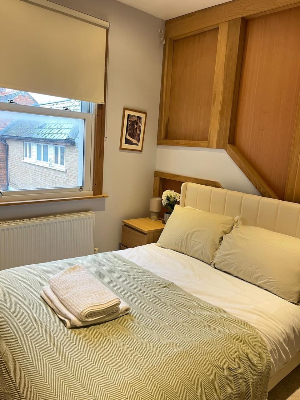 Gorgeous 4BR Apartment with Church Views, Garden Patio & Free Parking - Cowley Road, Near City Centre" Vacation rental in Oxford