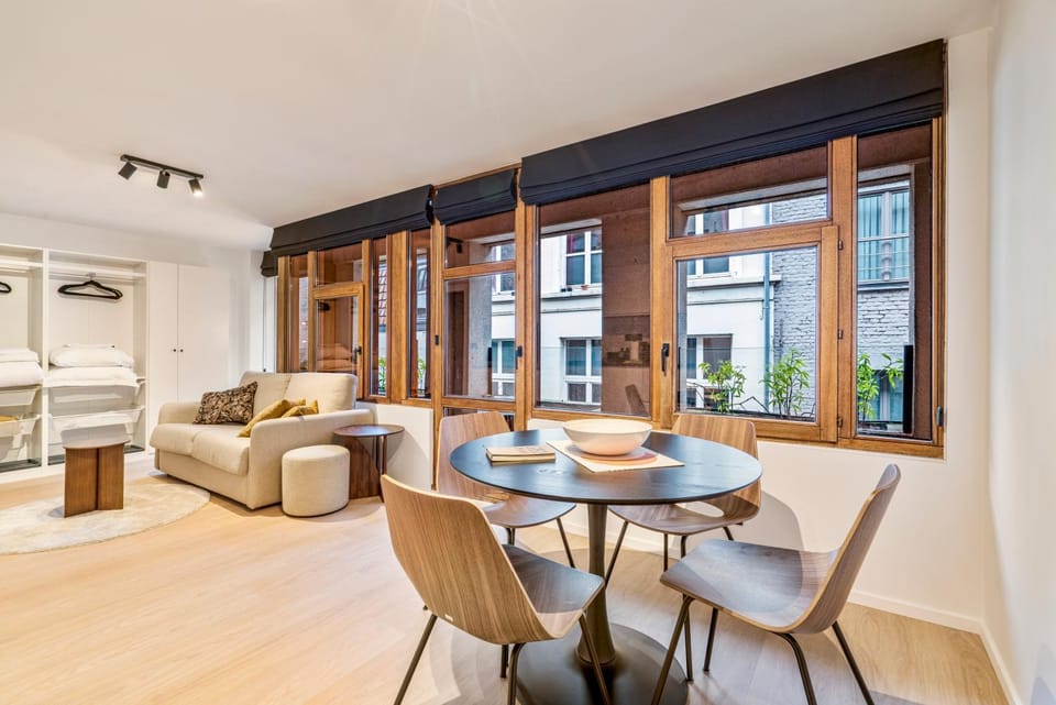 Seating area, Dining area