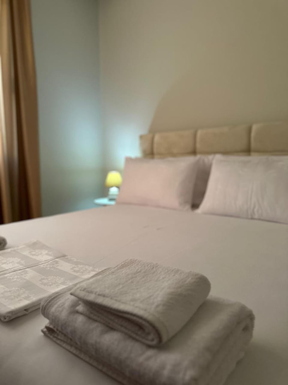Bed, Bedroom, towels