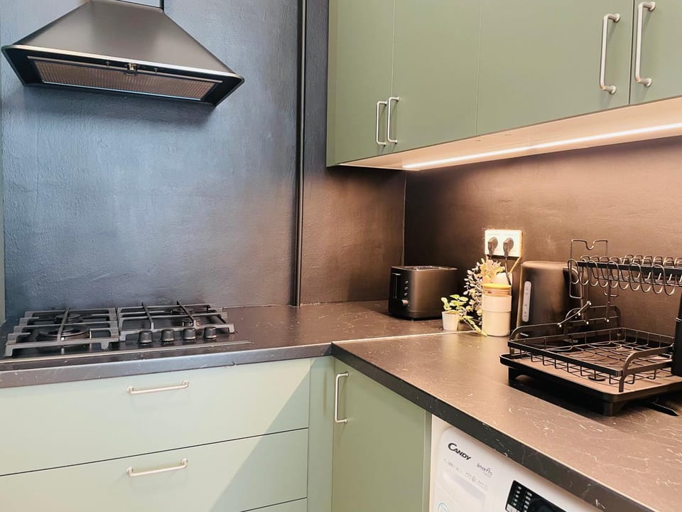 Coffee/tea facilities, Kitchen or kitchenette, dishwasher, oven, stove, toaster, washing machine
